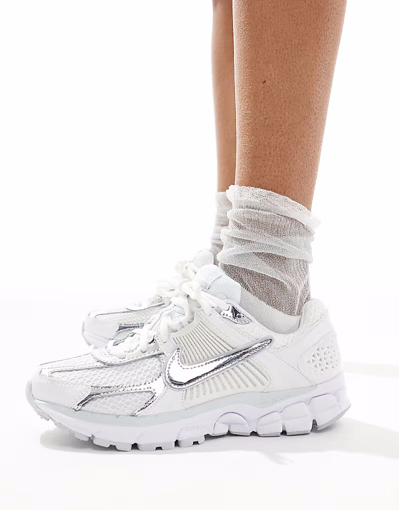 Кроссовки Nike Zoom Vomero 5 белого и серебристого цвета