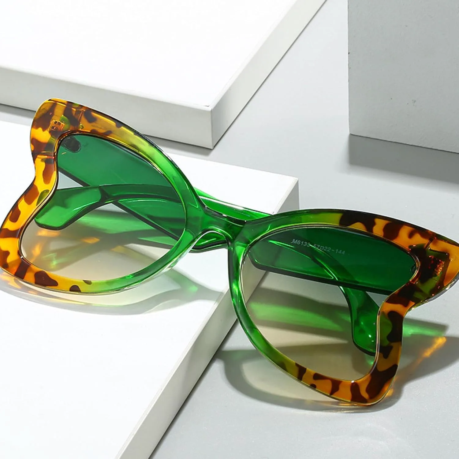 

Модные женские солнцезащитные очки-бабочки, увеличенного размера, в форме сердца, стильные, для активного отдыха, защита от УФ-излучения UV400 TVTBBVV, Black-black