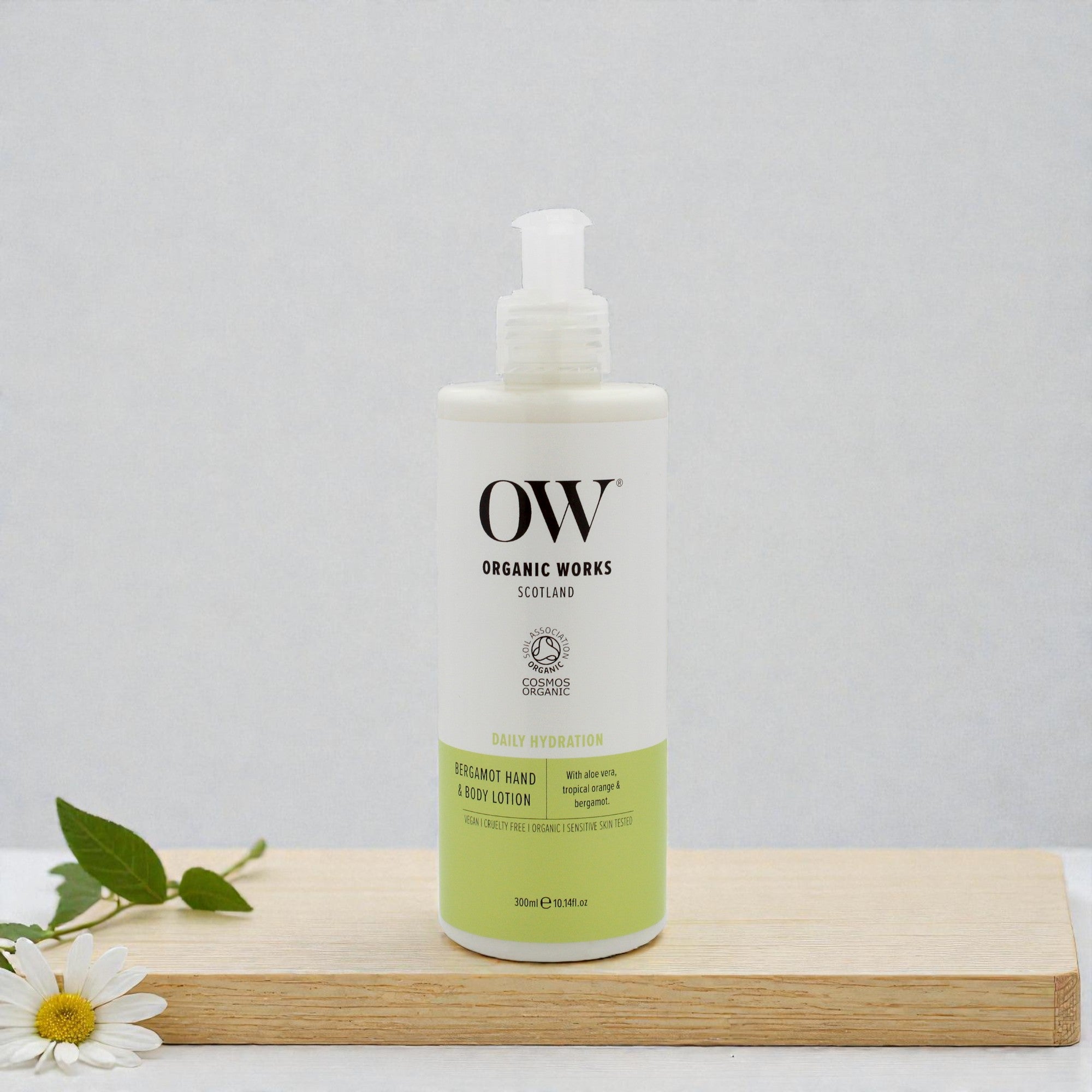 Увлажняющий лосьон для рук и тела Daily Hydration Hand and Body Lotion - Bergamot от Organic Works, подходит как для мужчин, так и для женщин - 300 мл (10,14 унций), прозрачный — фото 2