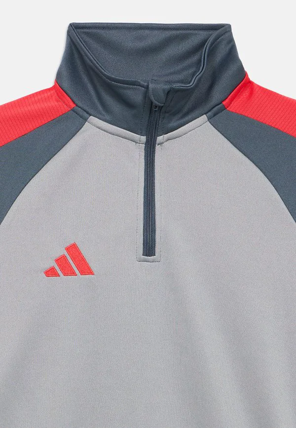 Детская футболка с длинными рукавами tiro essentials унисекс Adidas Performance, Light Onix/Onix/Semi Lucid Red — фото 3