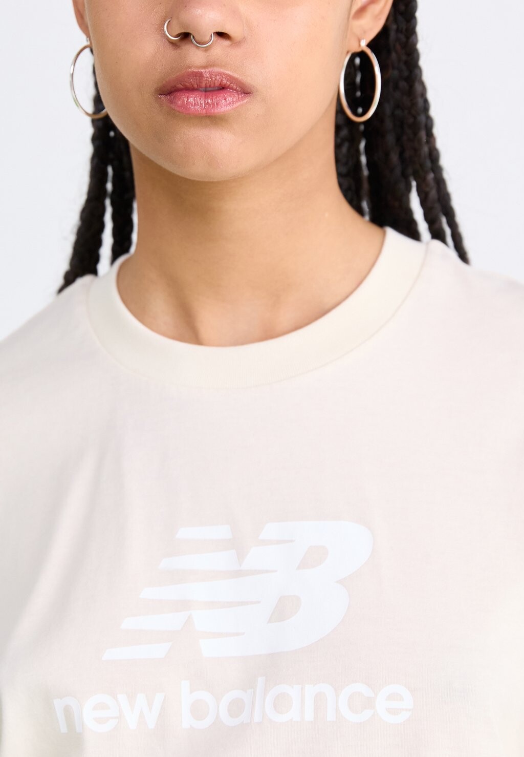

Принт на футболке SPORT ESSENTIALS LOGO New Balance, бежевый