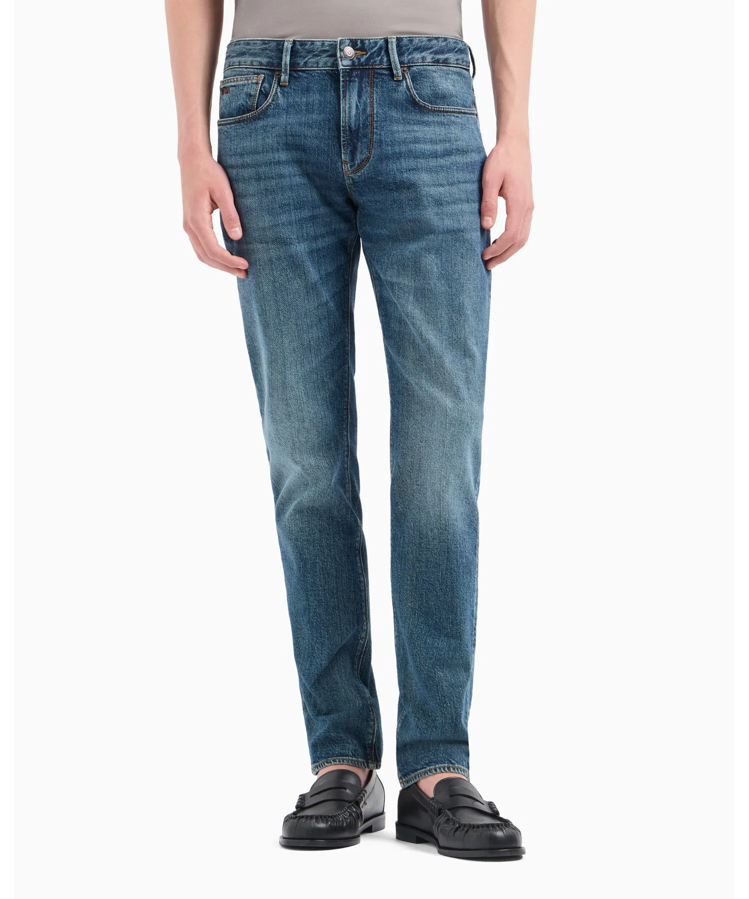 Джинсы Emporio Armani Slim Fit, модель J06, из выстиранного денима.