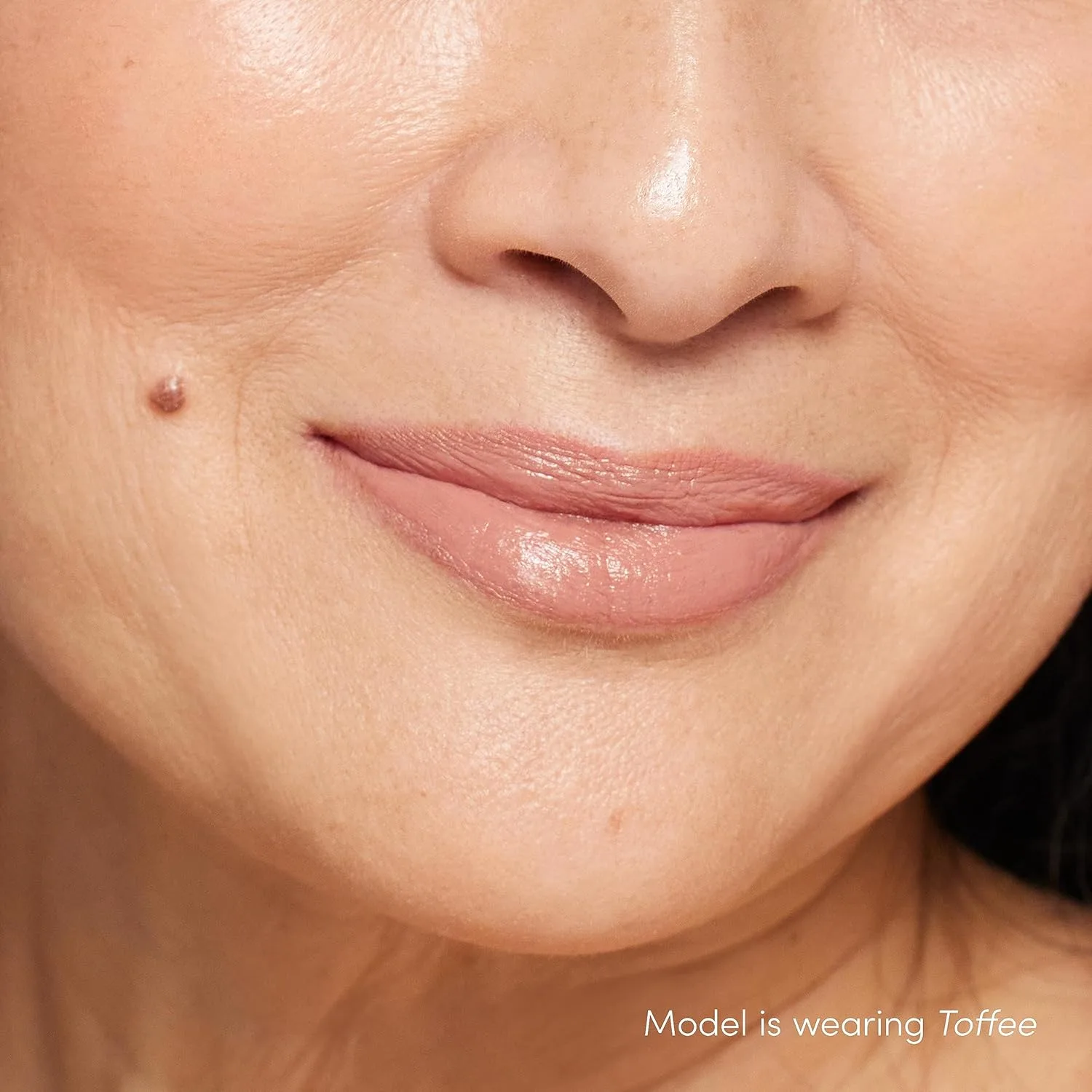 Помада Jane Iredale ColorLuxe Hydrating Cream Lipstick, кремовая, высокопигментированная, обеспечивает невесомое увлажнение и насыщенный цвет, сатиновое покрытие, подходит для веганов., Toffee — фото 3