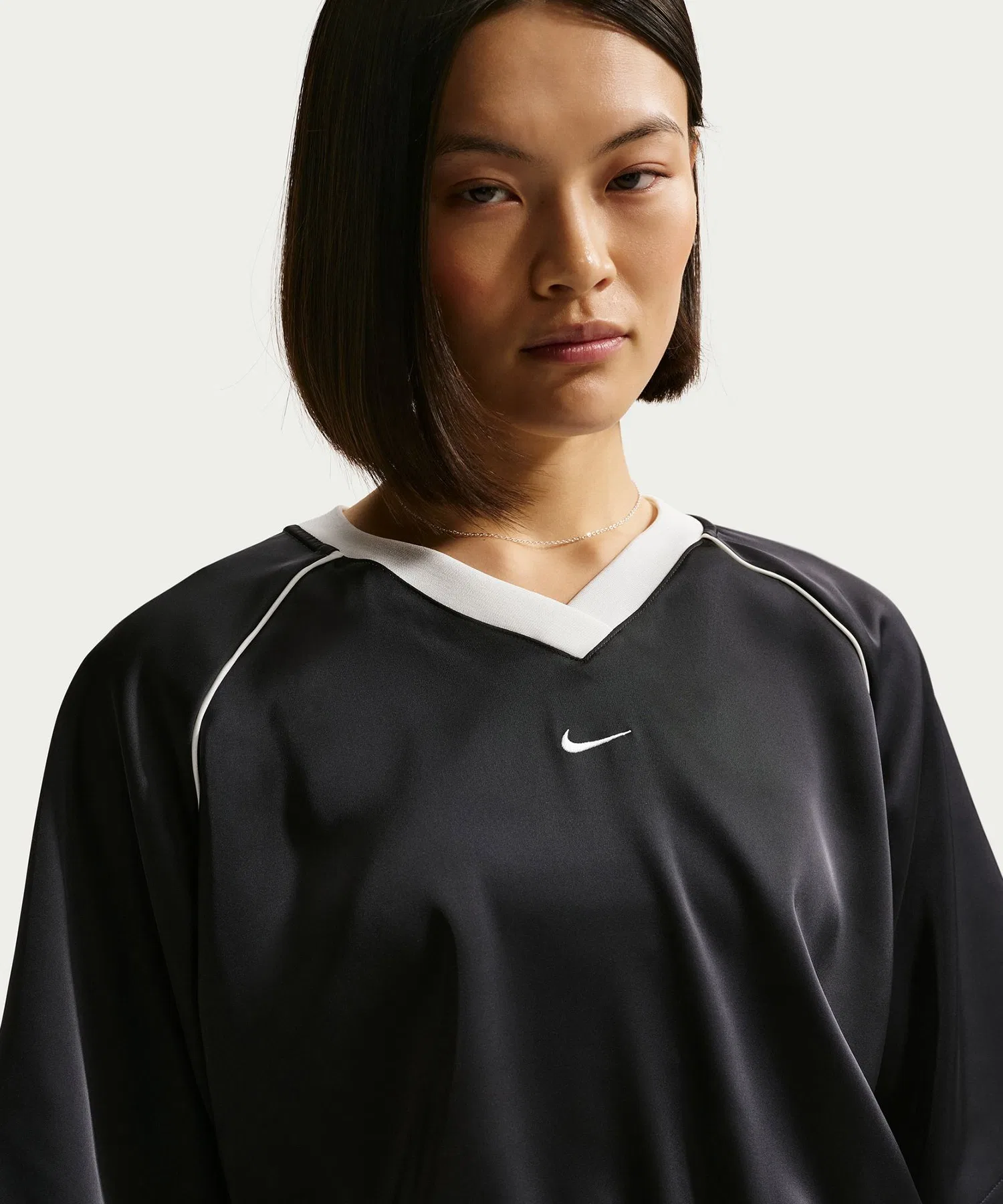 Женская футболка NIKE NSW OFFLN WVN STN SS чёрная — фото 2