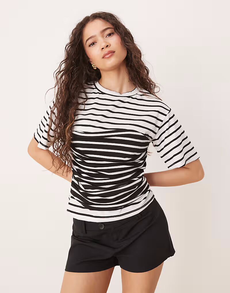 

Футболка ASOS DESIGN с поясом в смешанную монополоску