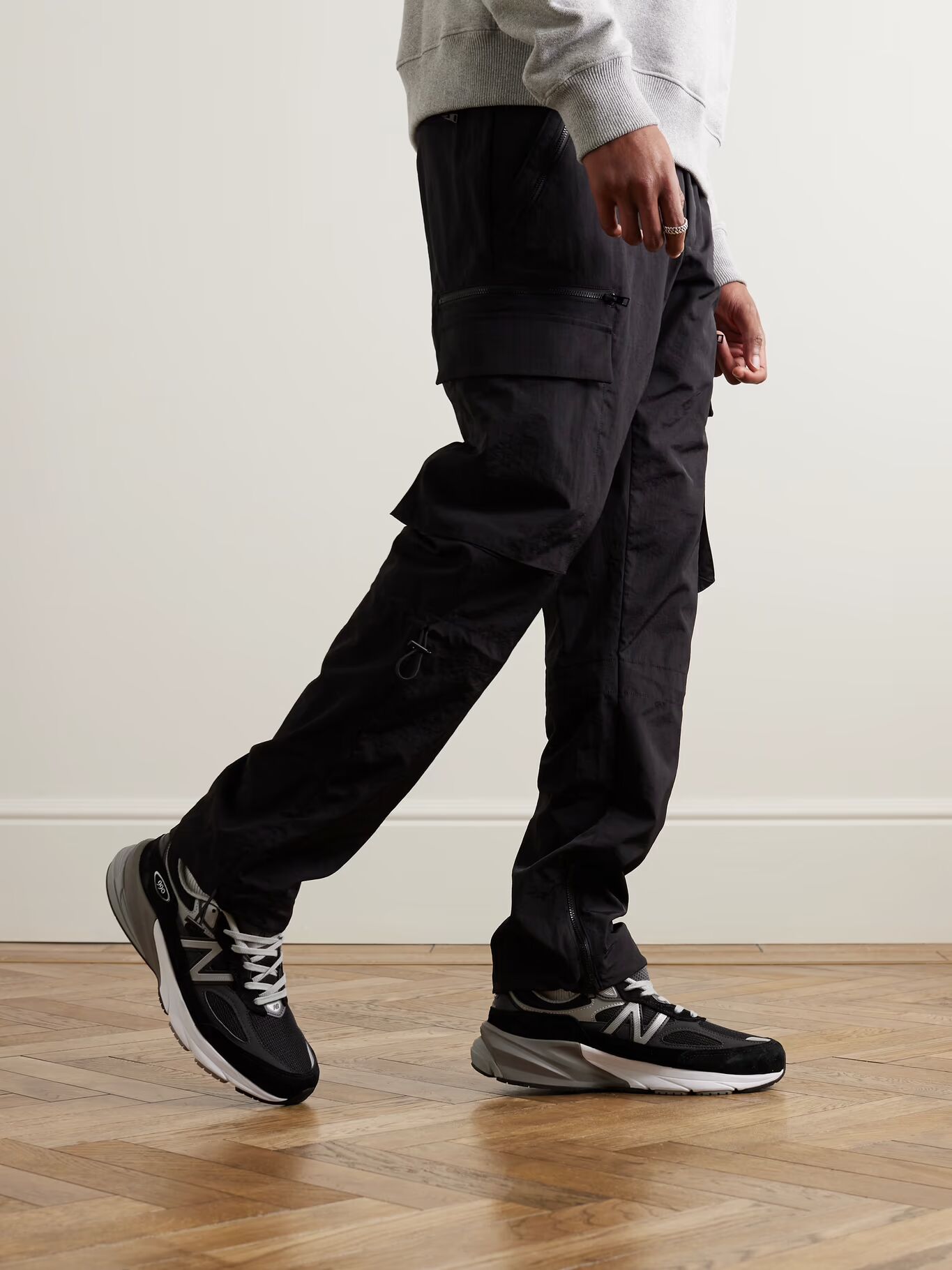 990v6 Кроссовки из замши и сетки с кожаной отделкой NEW BALANCE, черный — фото 4