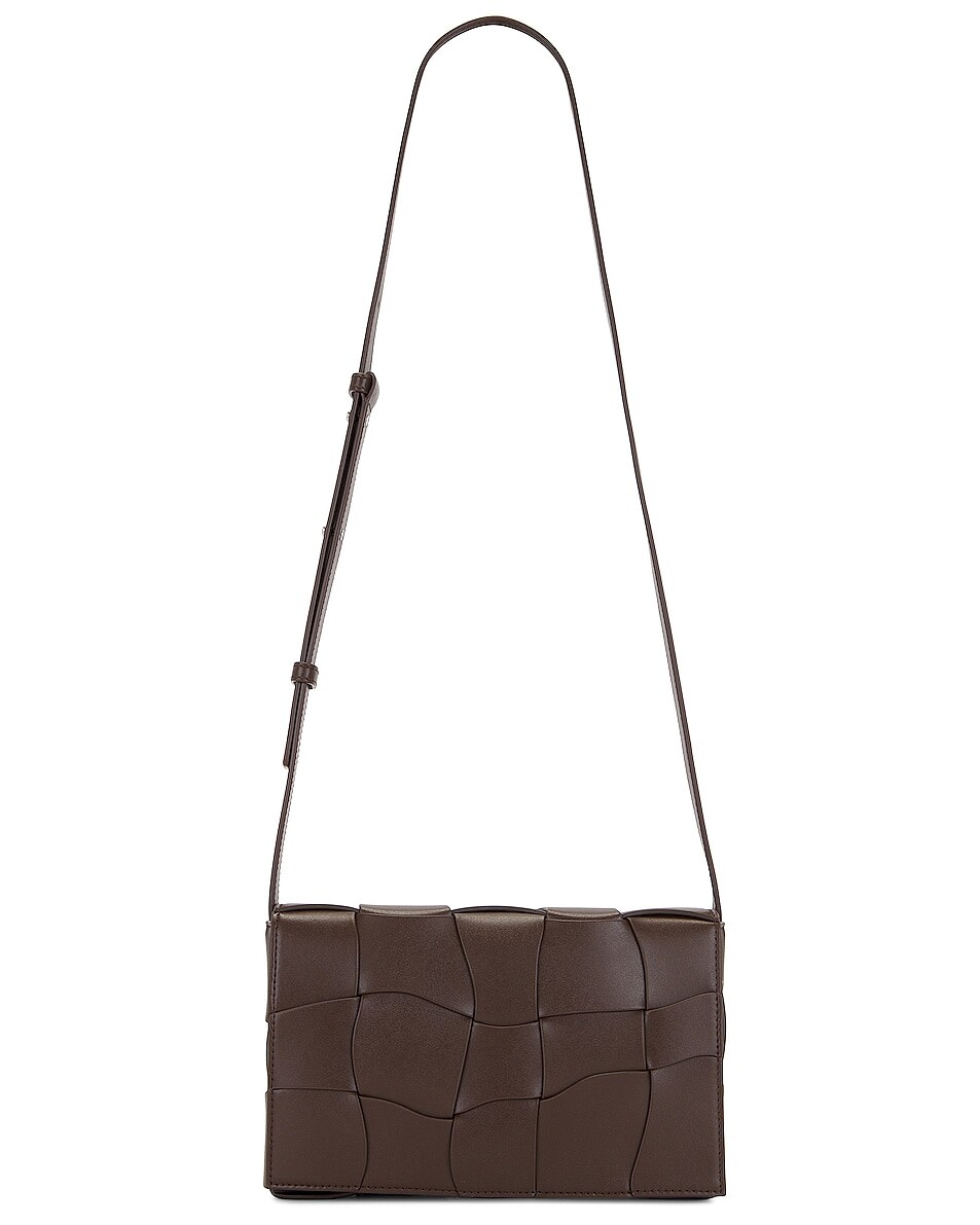 

Сумка кросс-боди Bottega Veneta Medium Cassette Urban Leather Wave, цвет Light Brown & Silver