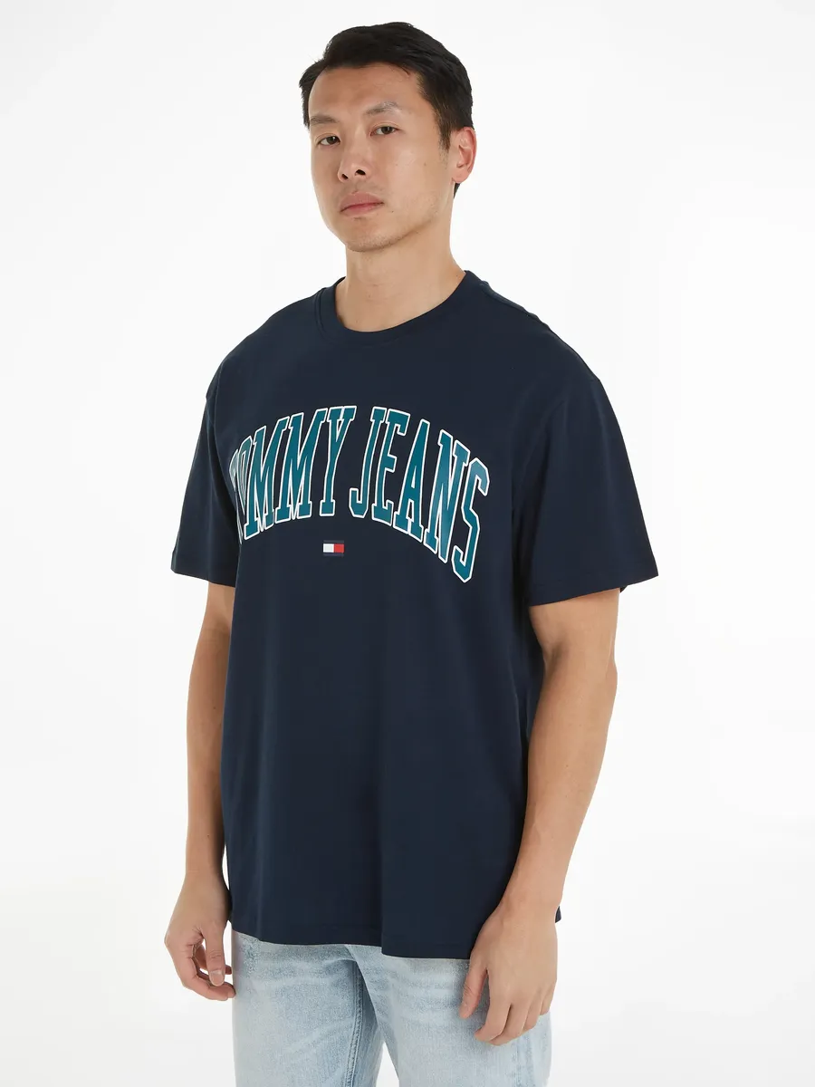 

Футболка Tommy Jeans "TJM REG POPCOLOR VARSITY TEE EXT" с модным фирменным принтом, синий