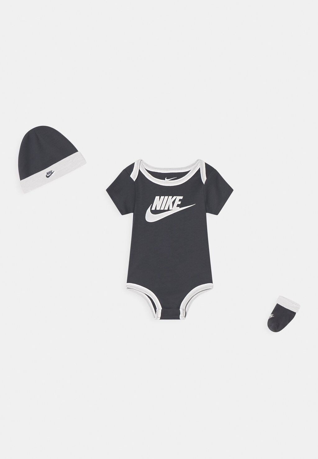 

Шапка NIKE BABY 3 PIECE GIFT SET BODY BOOTIES & BEANIE UNISEX Nike Sportswear, цвет anthracite