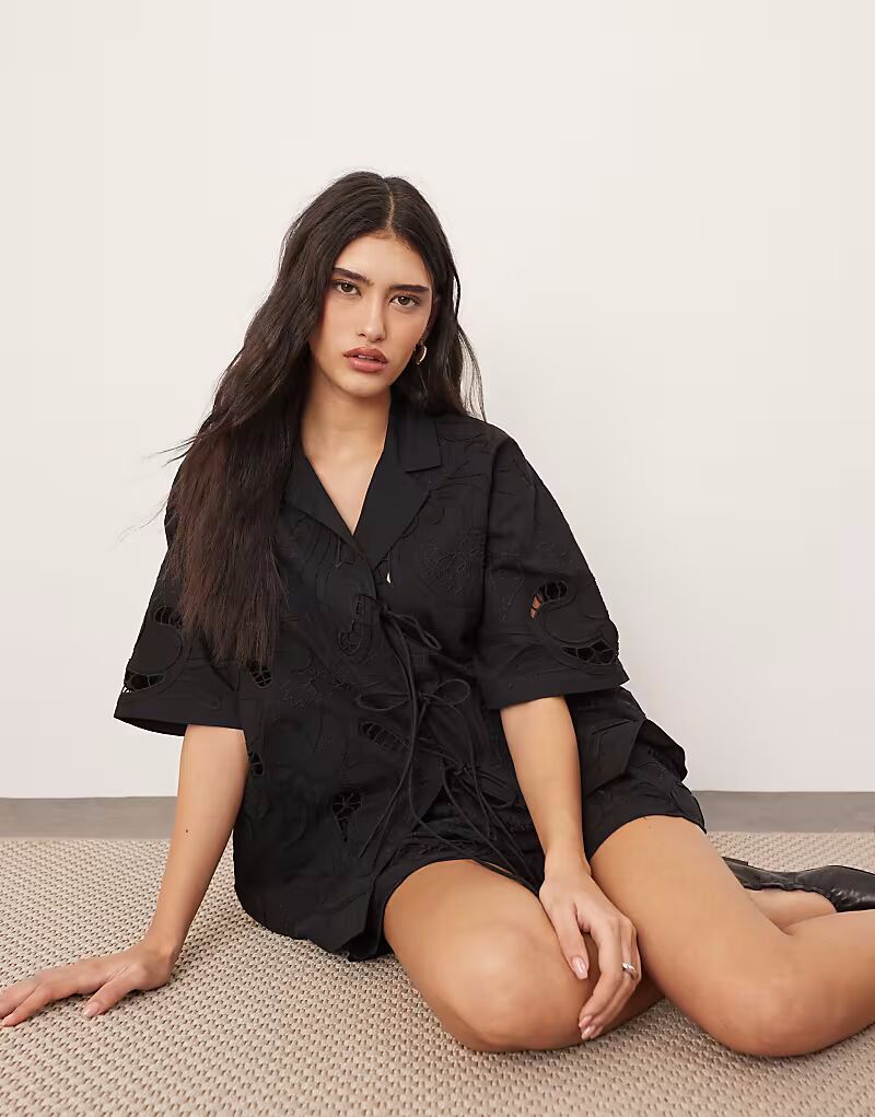 

Рубашка из хлопка с вышивкой ришелье и короткими рукавами, завязками спереди, черного цвета Arrange