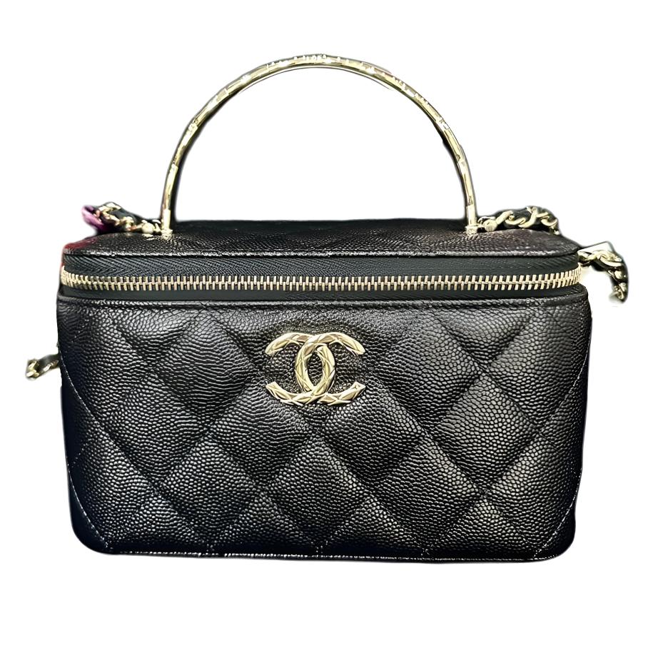 

CHANEL Сумка-коробка из зерненой кожи с золотой цепочкой