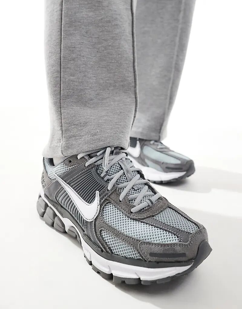 

Кроссовки унисекс Nike Zoom Vomero 5 темно-серого цвета