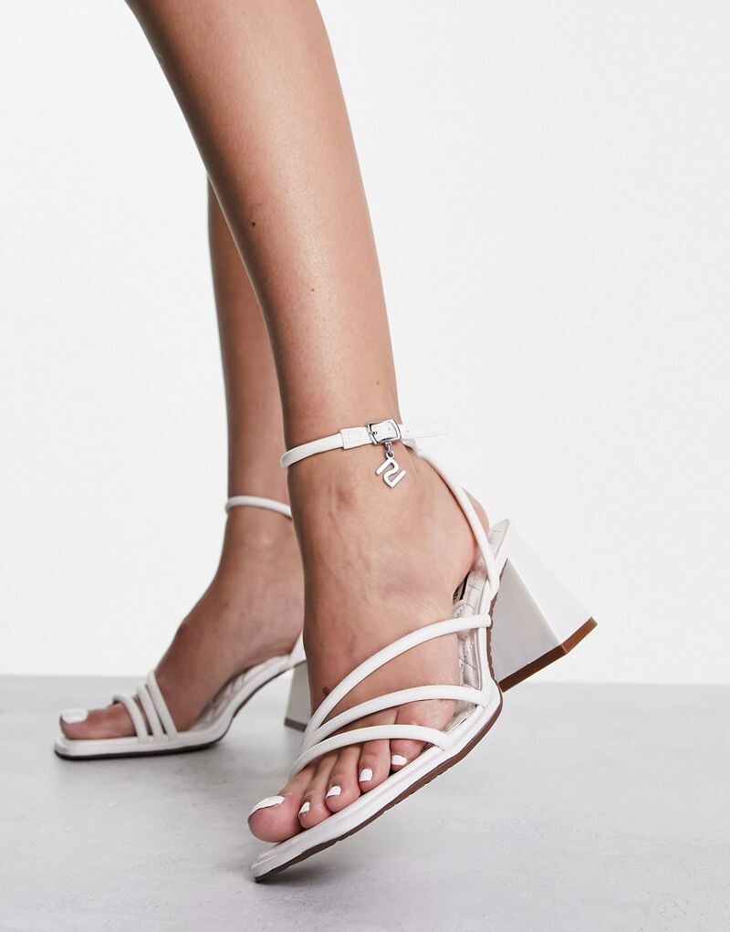 

Белые босоножки на каблуке с трубчатыми ремешками River Island