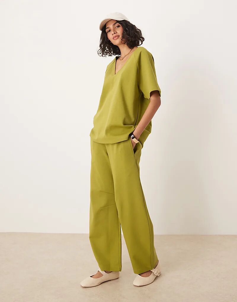 

Спортивные брюки ASOS DESIGN Interlock Barrel Legs цвета хаки — часть комплекта