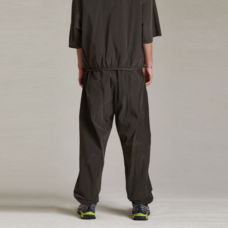 Спортивные штаны из мятого нейлона Fear Of God Essentials, черный — фото 3