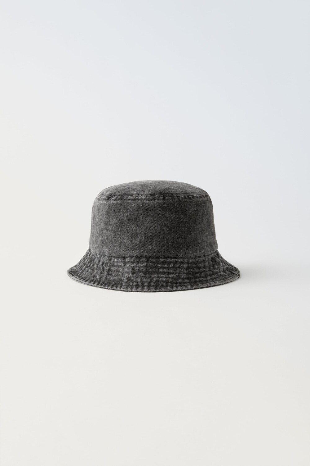 

Шапка из денима с этикеткой Zara, черный