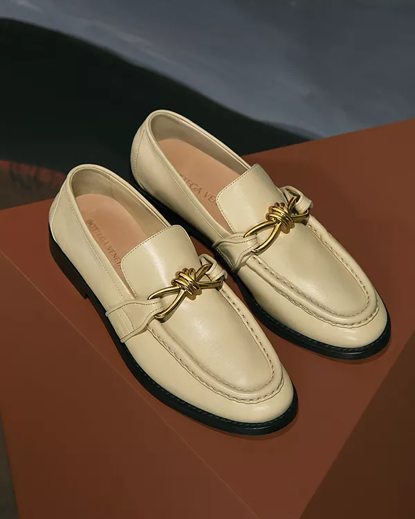 Женские лоферы Astaire Bottega Veneta, бежевый — фото 2