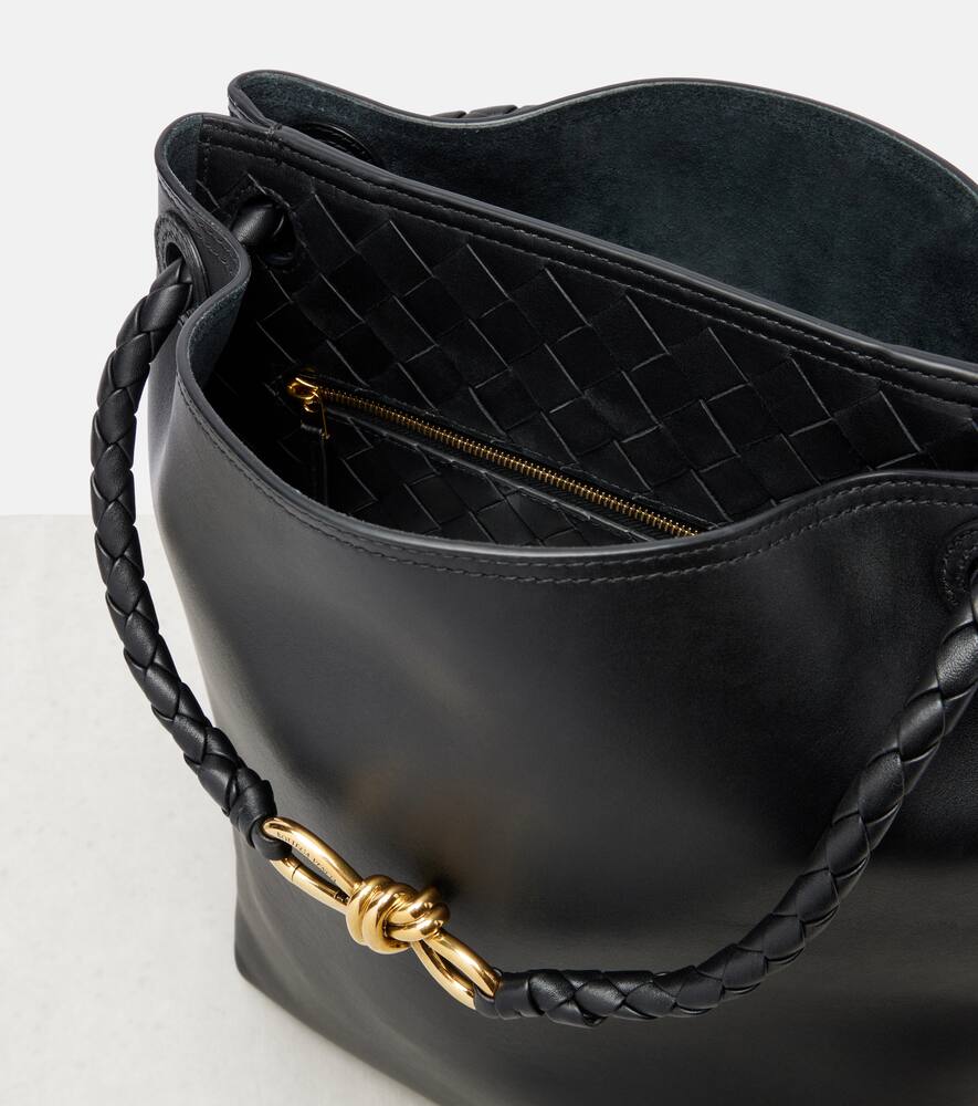 Кожаная сумка-ведерко Andiamo Small Bottega Veneta, Black-M Brass — фото 4