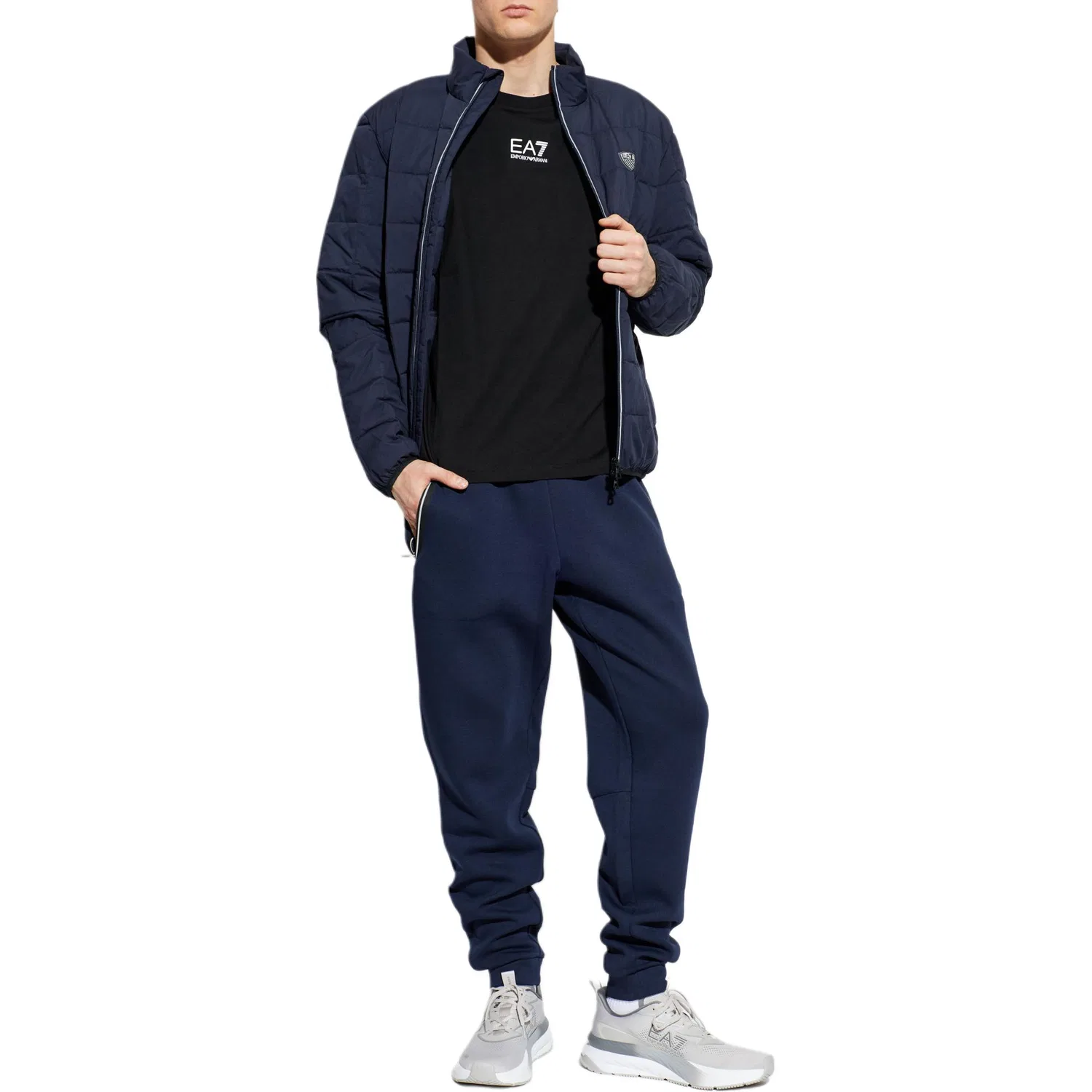 Футболка с принтом Emporio Armani Logo-Printed Crewneck T-Shirt черная — фото 4