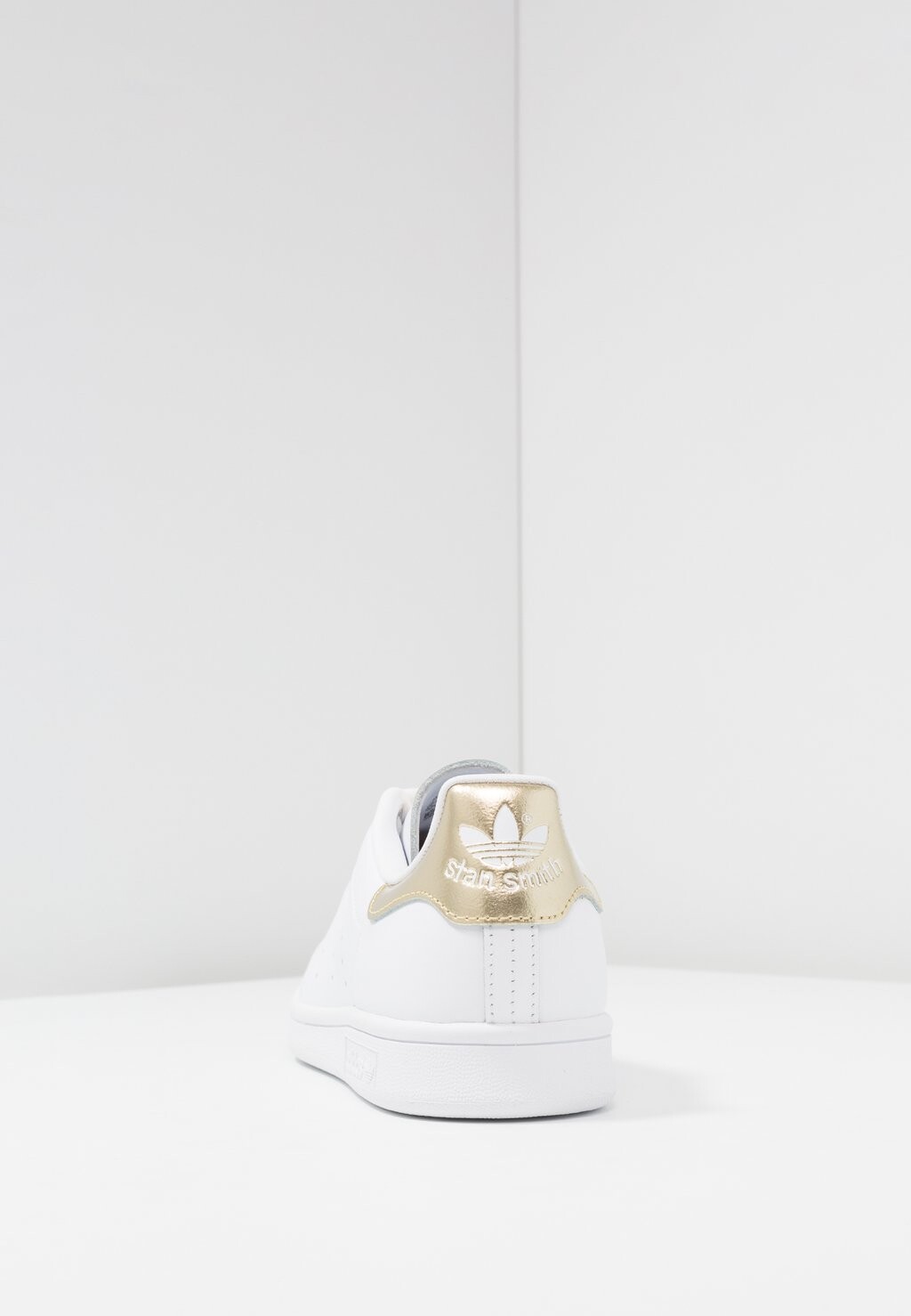 

Кроссовки на шнуровке STAN SMITH adidas, белый