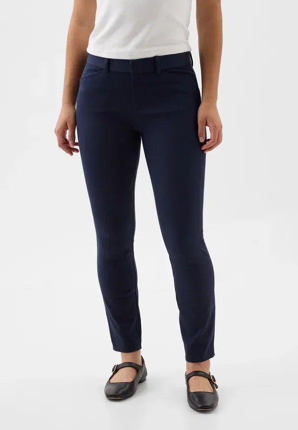 Брюки чинос зауженные Gap, true indigo, цвет темно-синий