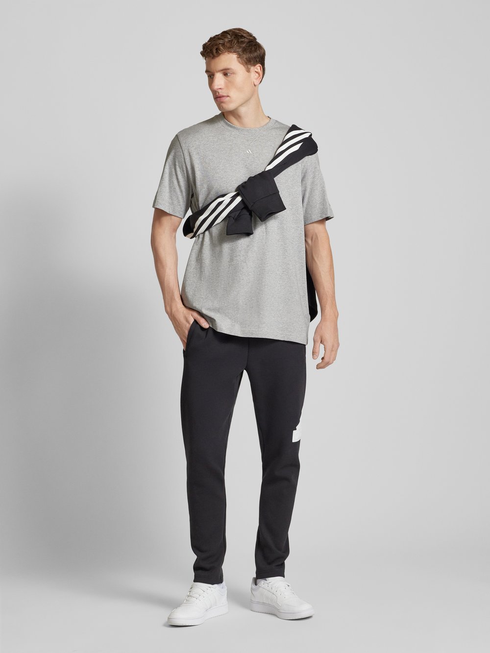 

Футболка с вышитой этикеткой ADIDAS SPORTSWEAR