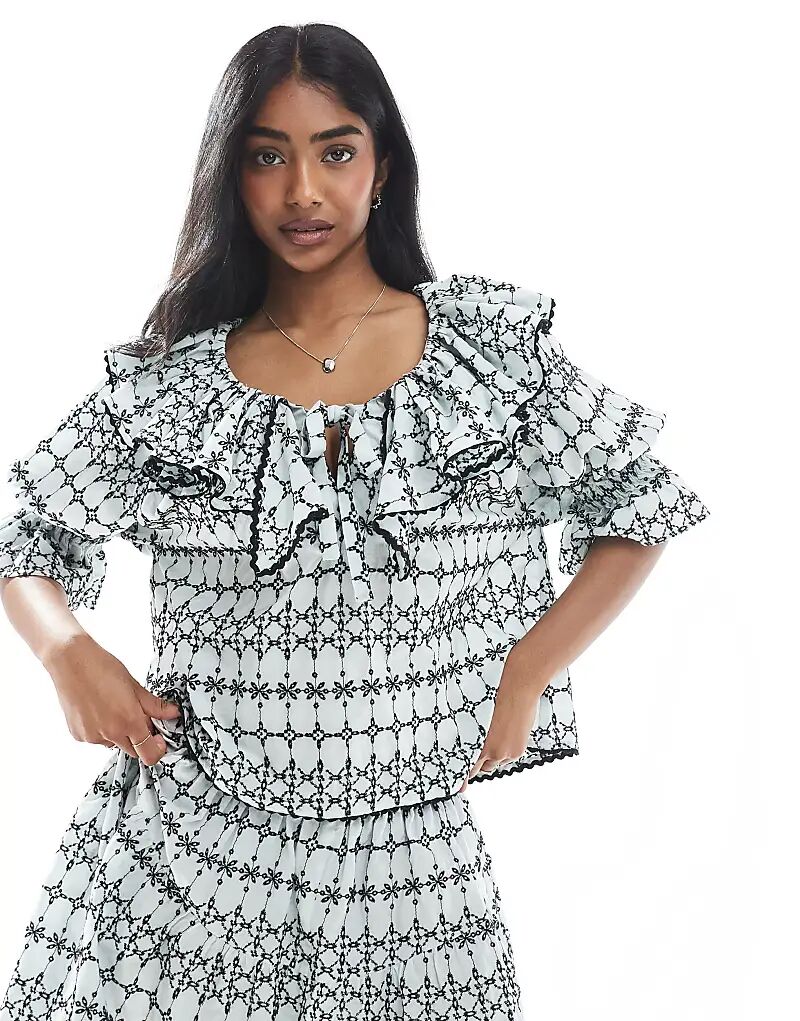 

Топ ASOS DESIGN с воротником-оборкой и синей вышивкой