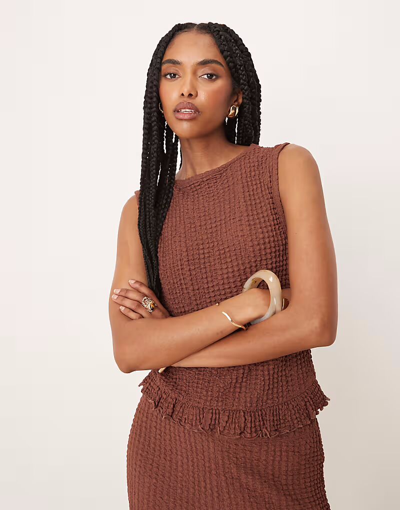 

Текстурированный топ ASOS DESIGN с оборкой по подолу и косым вырезом, коричневый цвет