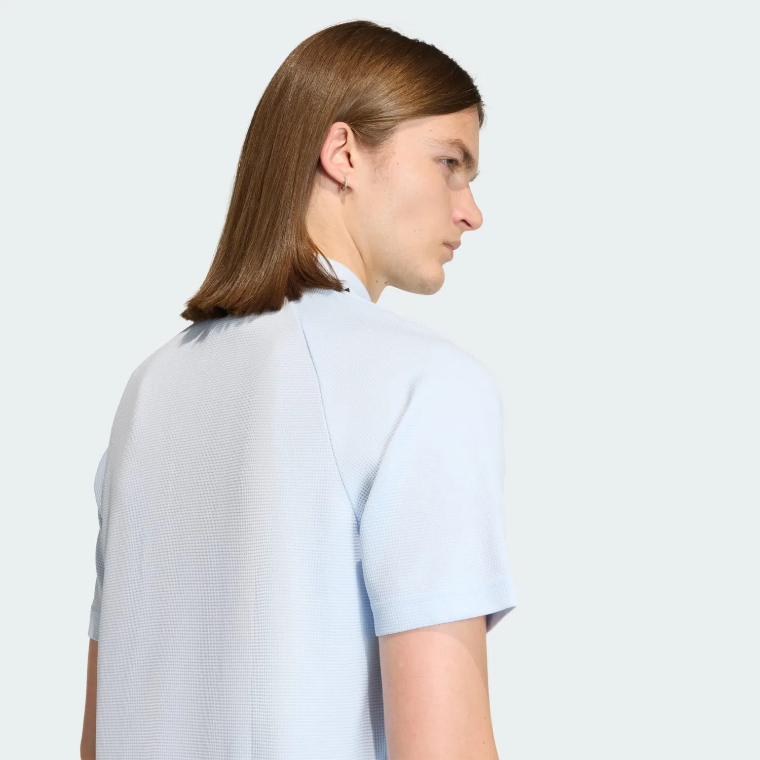Футболка Adidas Originals CHEST STRIPES SLIM светло-голубого цвета — фото 4