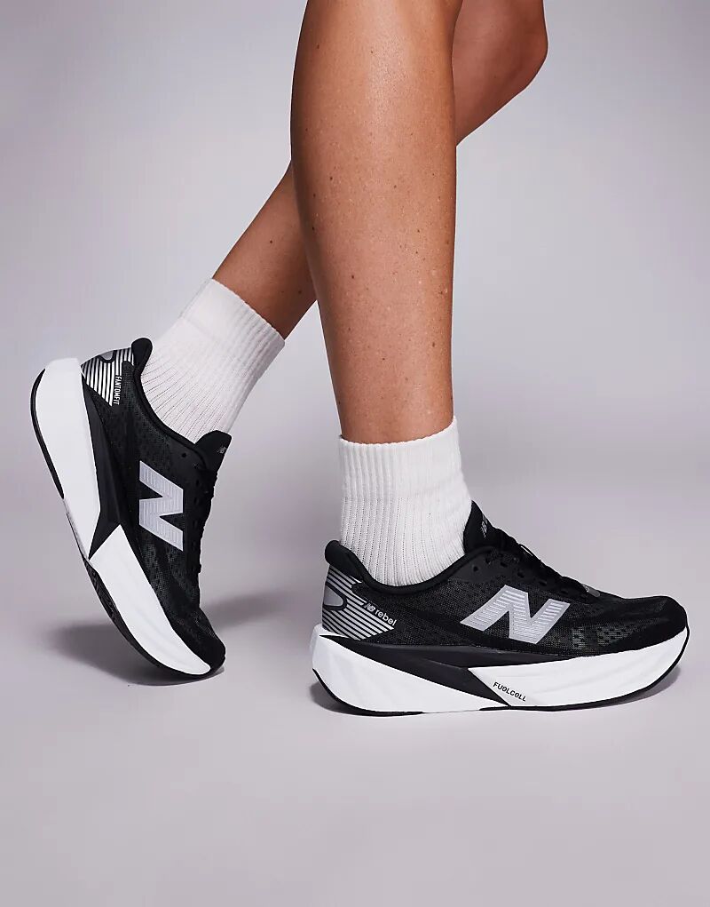 Женские кроссовки для бега New Balance Fuelcell Rebel v5 черного цвета