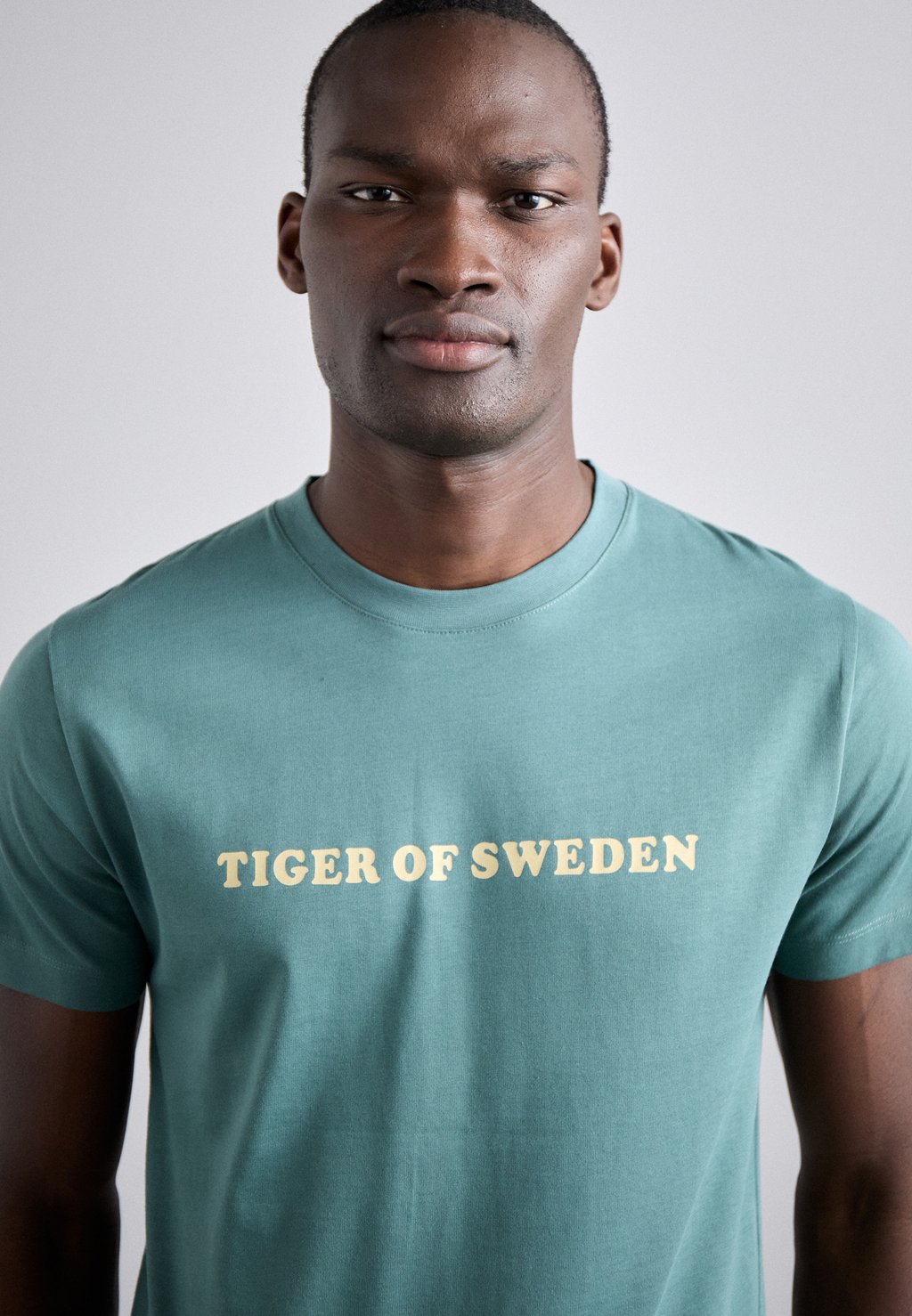 

Футболка с принтом Dillan Tiger of Sweden, старая машина зеленая