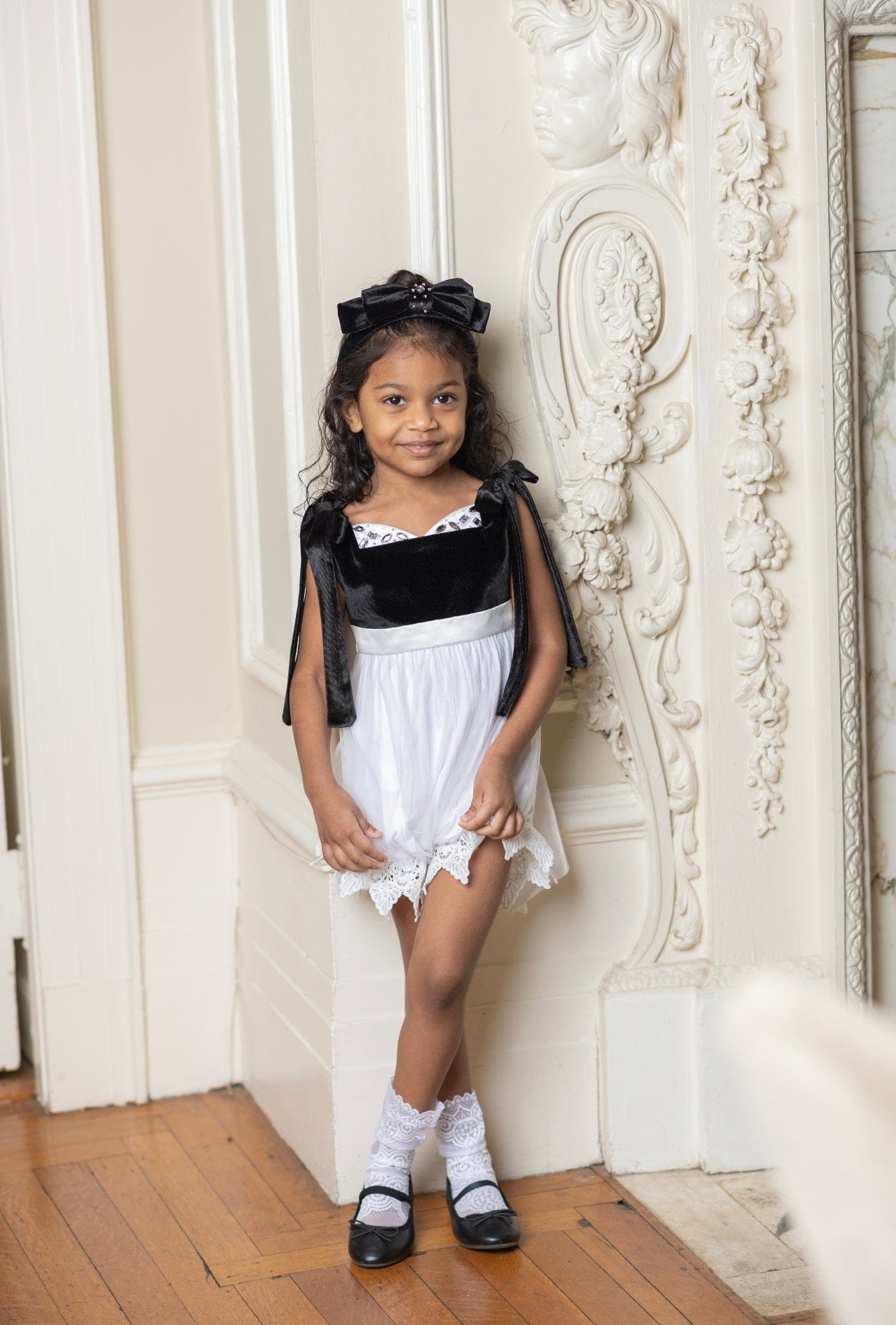 Топ Audrey из черного велюра и белый комбинезон из тюля Petite Maison Kids — фото 3