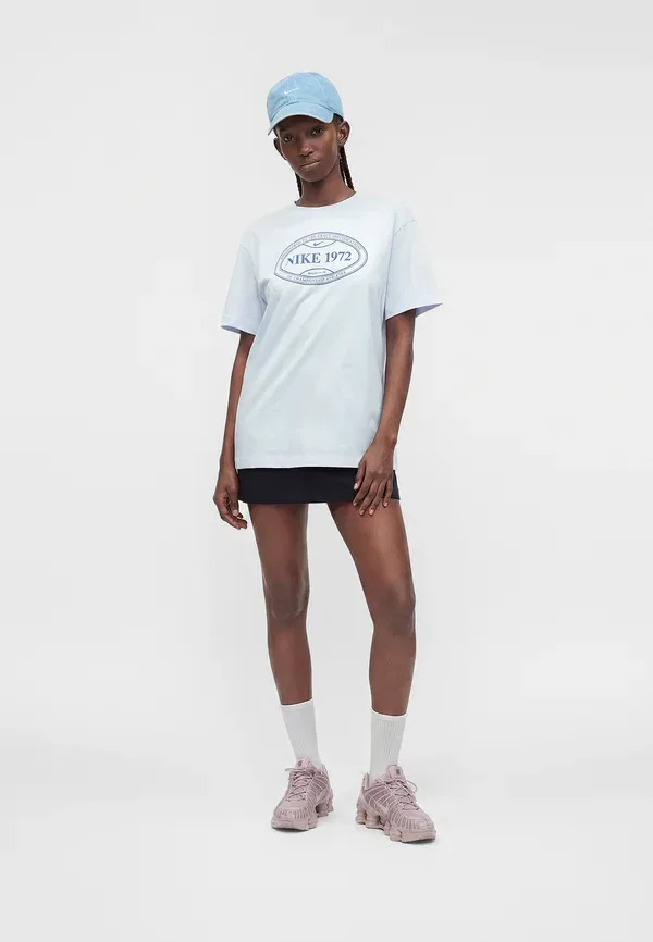 Футболка Nike Sportswear Boxy Tee Print T-Shirt, футбольный серый/размытый синий — фото 2