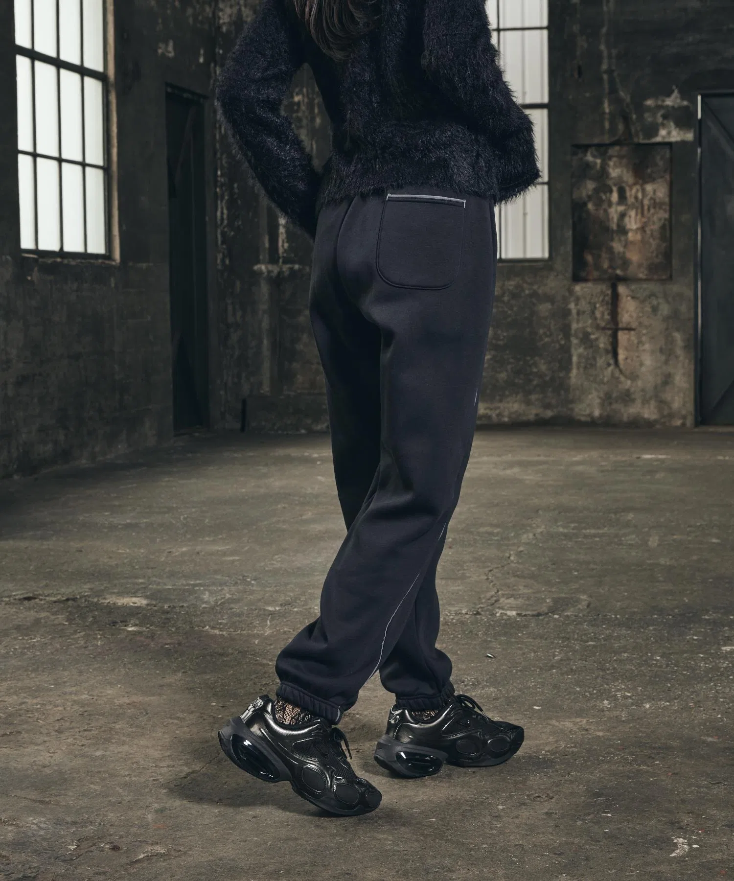 Женские брюки Nike Sportswear Phoenix Fleece Oversized с высокой талией и графическим принтом IF0255-010, черные. — фото 4