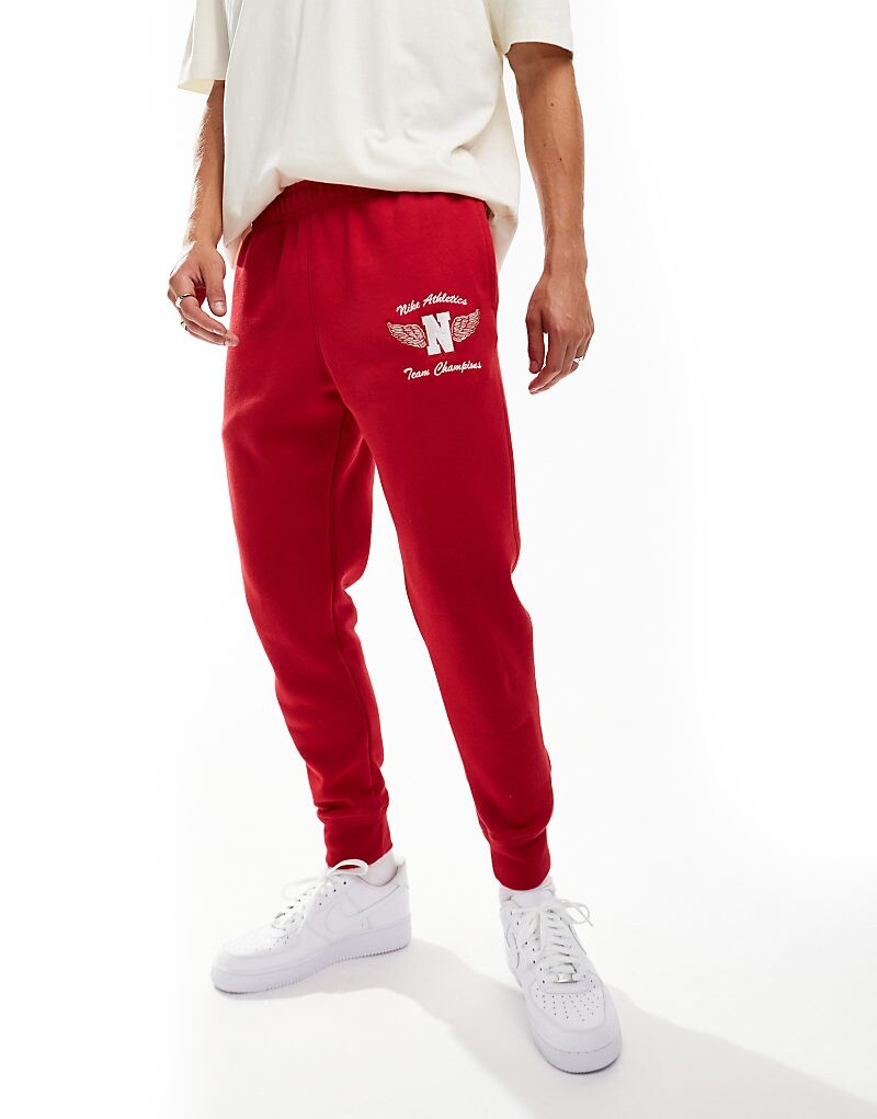 

Красные спортивные штаны Nike Sportswear Club