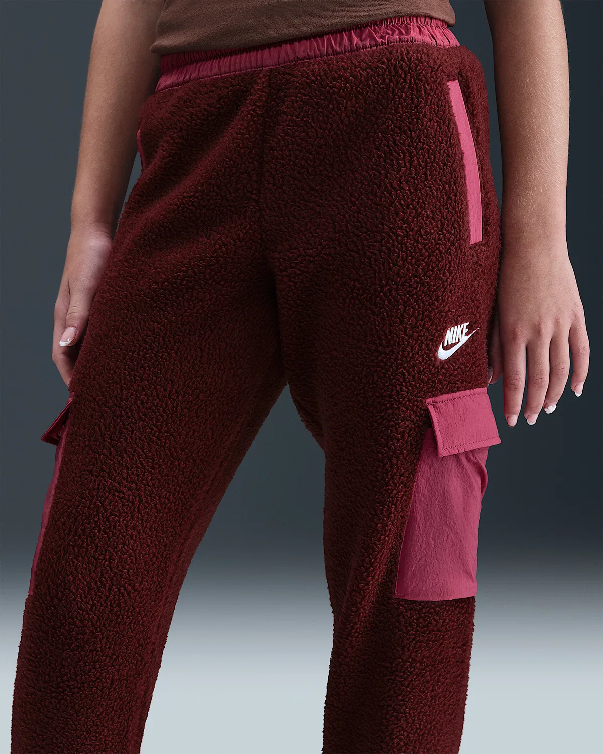 Детские карго-штаны Nike Sportswear Club Fleece, Dark Team Red/Sweet Beet/White — фото 3