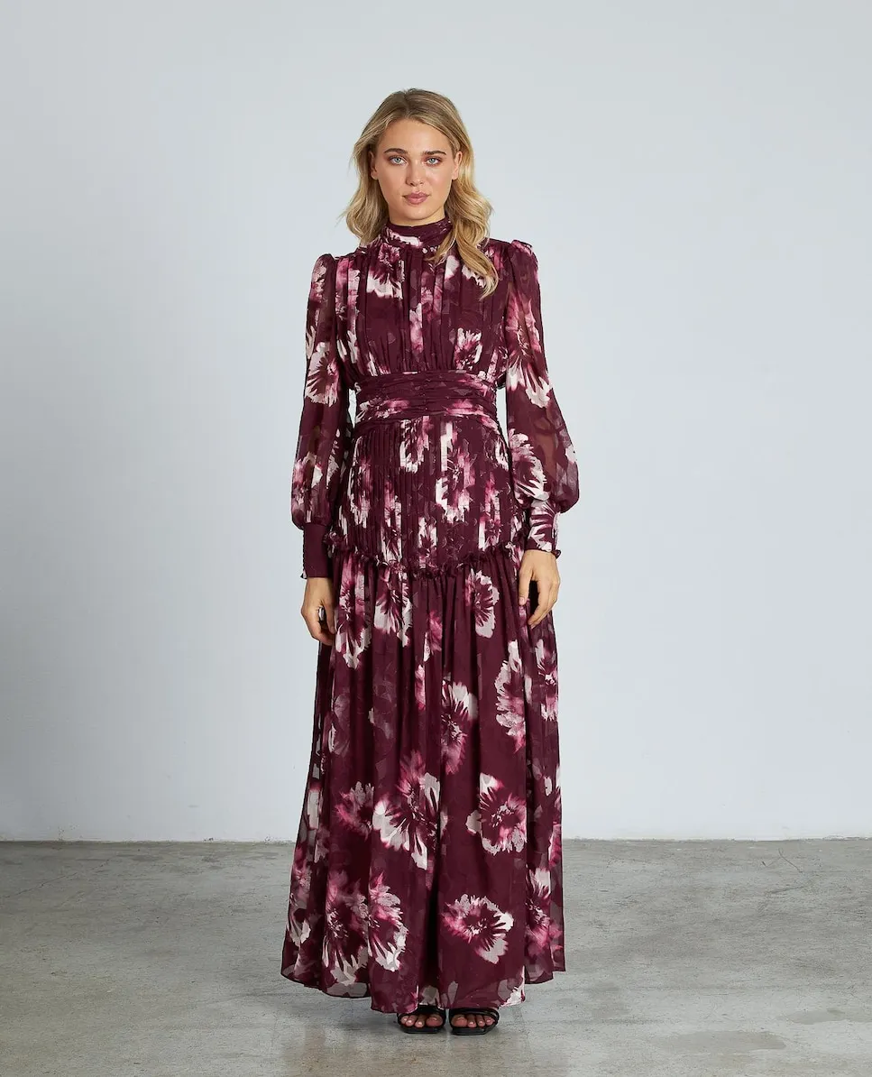 

Длинное платье с принтом, оборками и длинными полупрозрачными рукавами с высоким воротником Alma en Pena, бордовый