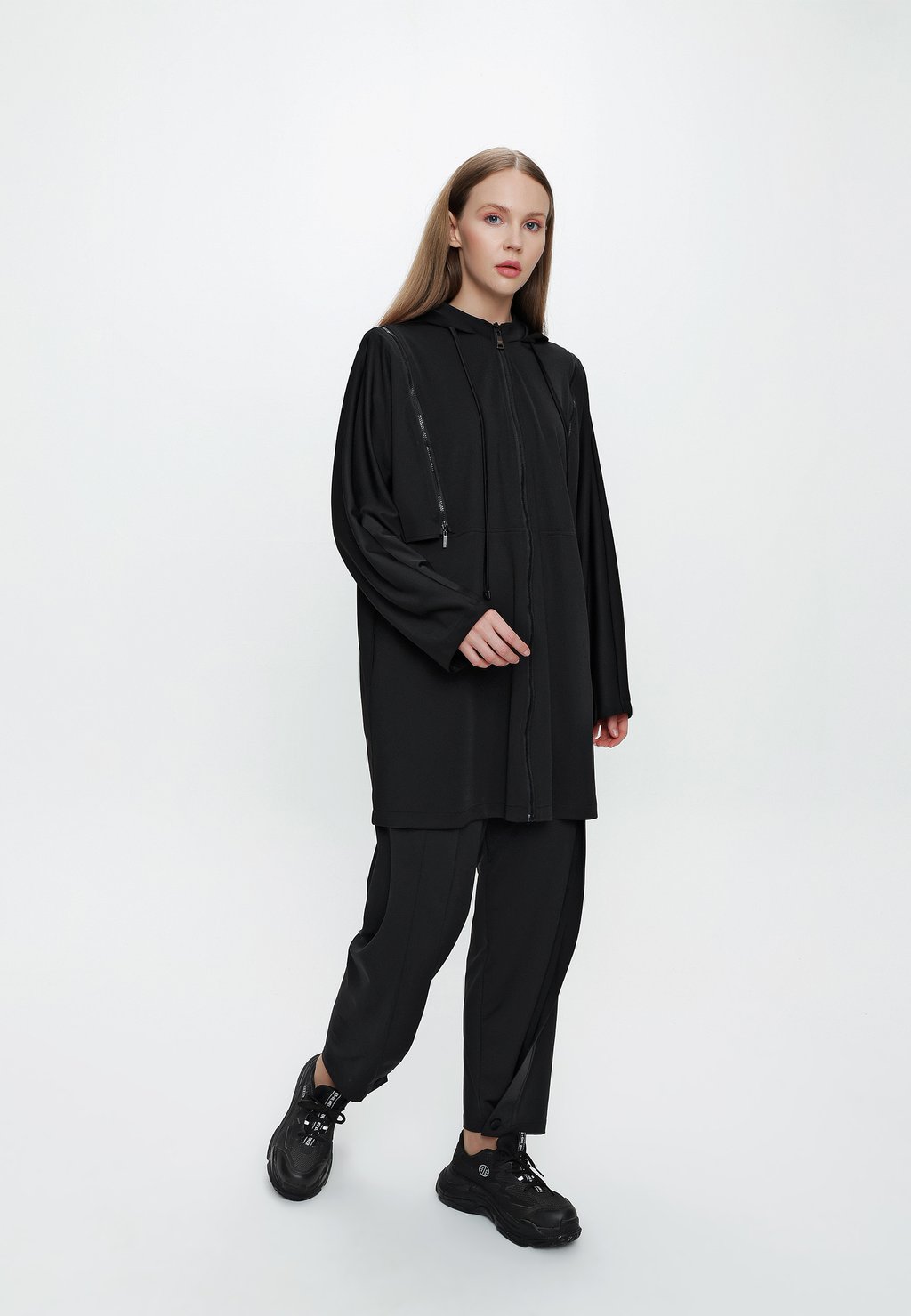 

Короткое пальто MODEST FRONT ZIPPER CUP DETAILED BELTED COAT Armine, черный