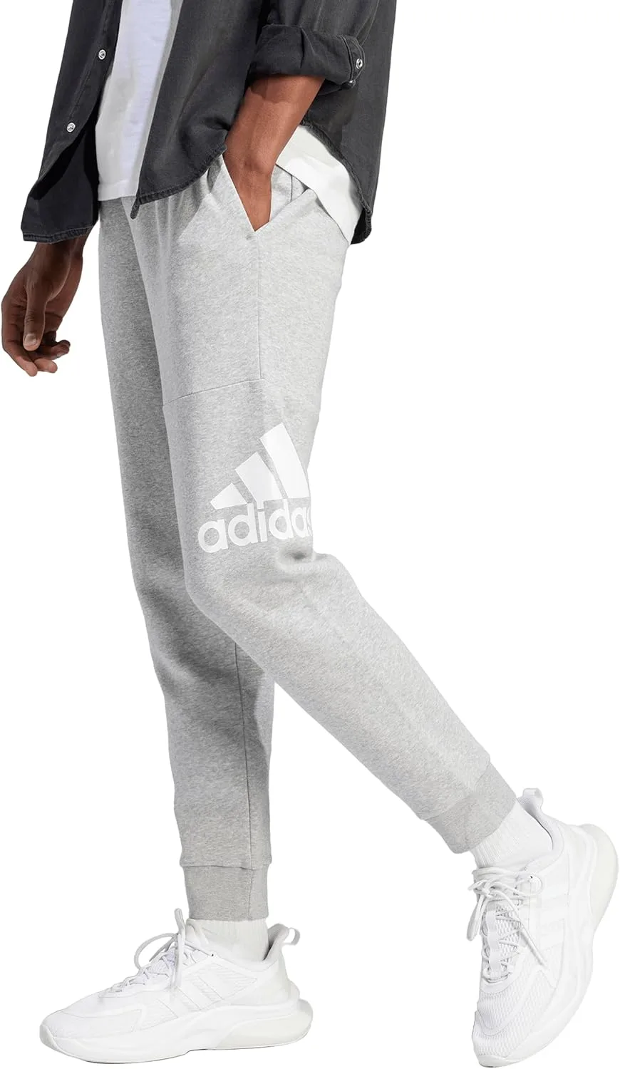 Мужские флисовые брюки Adidas Essentials с зауженными манжетами и большим логотипом, серый — фото 2
