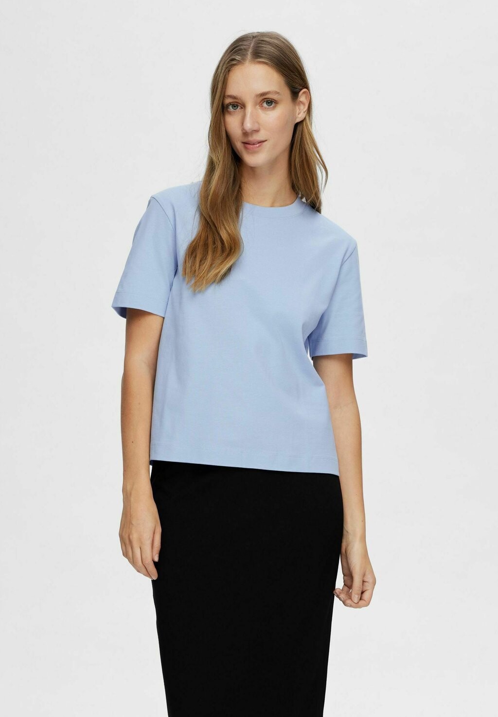 

Базовая футболка BOXY FIT Selected Femme, цвет cashmere blue
