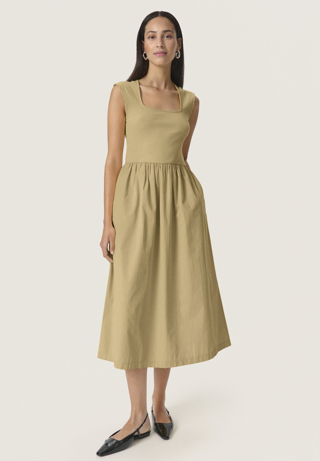 

Платье макси SIMONE PHOEBE Soaked in Luxury, цвет Elmwood