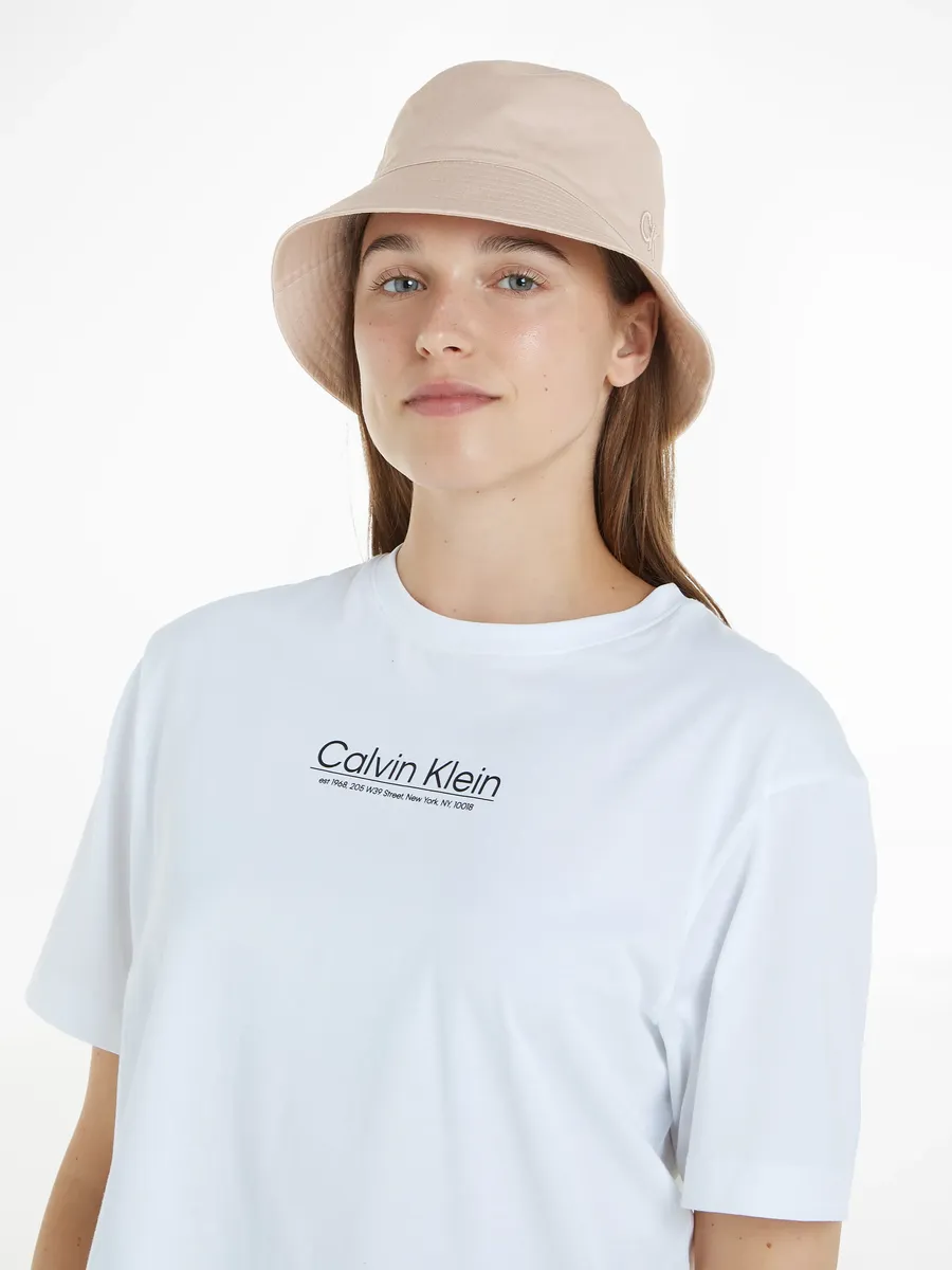 

Шляпа-ведро Calvin Klein "REVERSIBLE MONOGRAM BUCKET HAT", цвет Shadow Gray/ Shadow Gray Mono