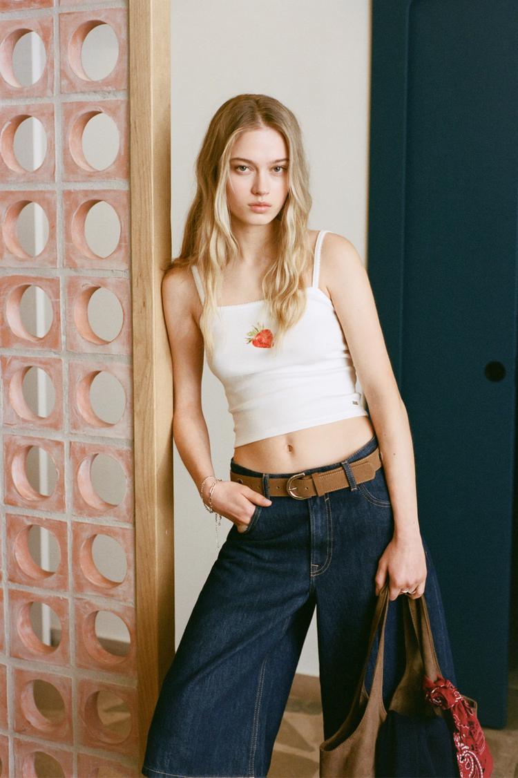 

Клубничный топ на бретельках Pull And Bear, белый