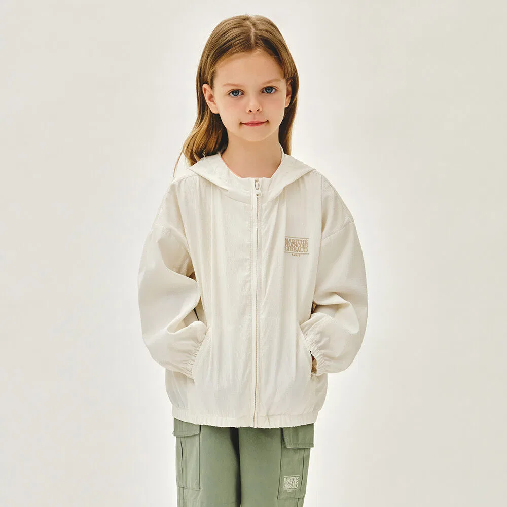 Детская куртка из сирсакера с классическим логотипом кремовая от Marithé Kids