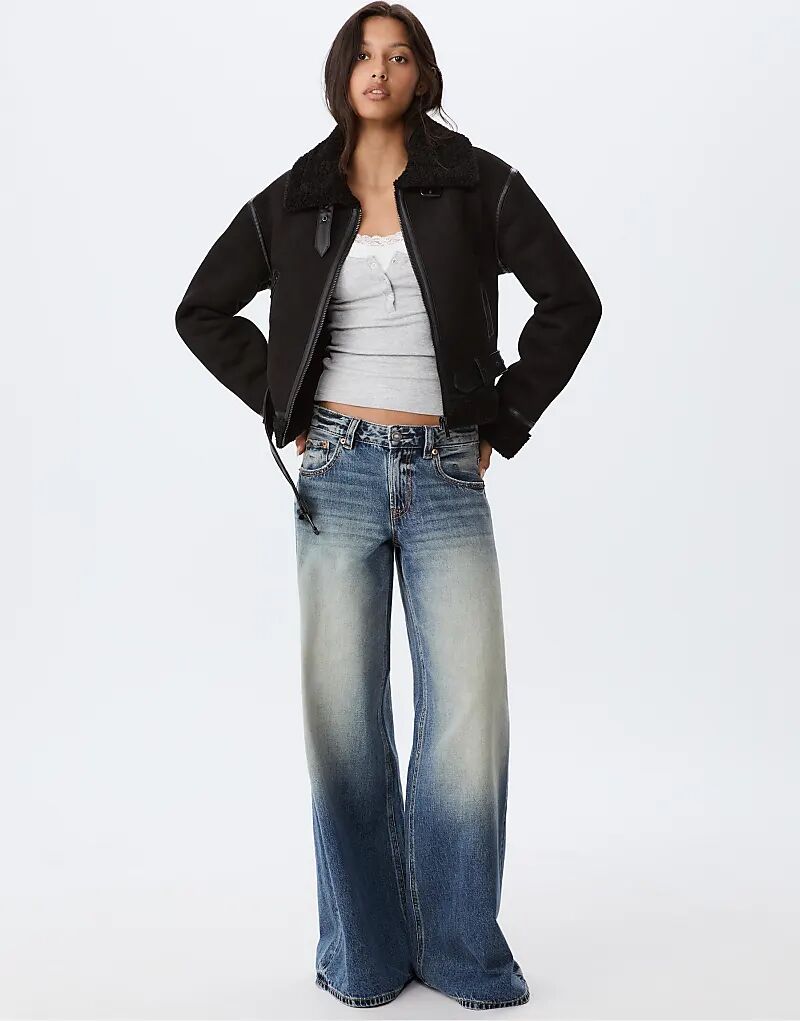 

Короткая куртка-авиатор Stradivarius с подкладкой из искусственной овчины, черного цвета