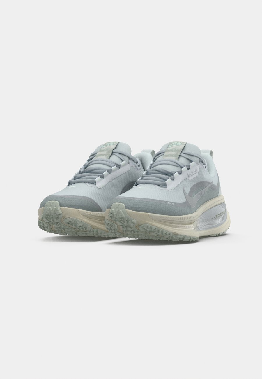 Кроссовки Nike Performance VOMERO 18 GTX, Pure Platinum-Coloured/Metallic Silver-Coloured/Light Pumice/Barely Green/Black — фото 3