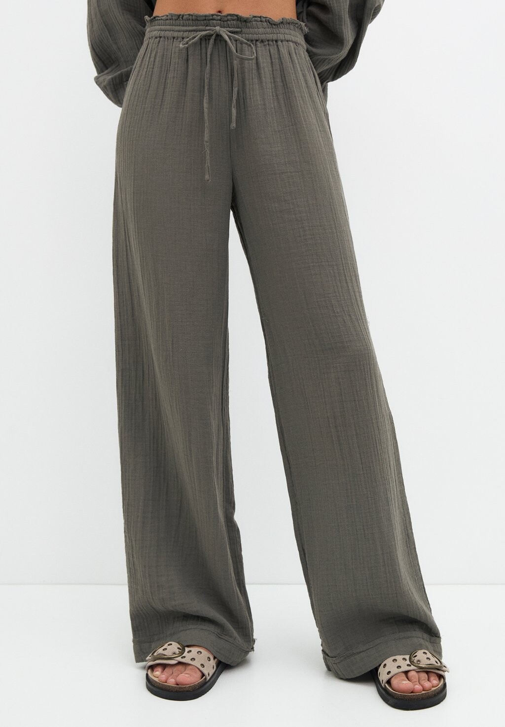 

Брюки CREASED WITH FRAYED HEMS PULL&BEAR, темно-серый