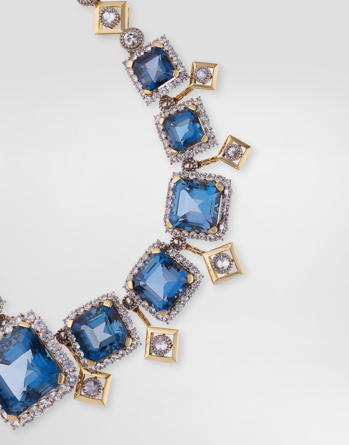 Колье eleganza из белого и желтого золота 18 карат с топазами и сапфирами. Dolce & Gabbana, золото — фото 2