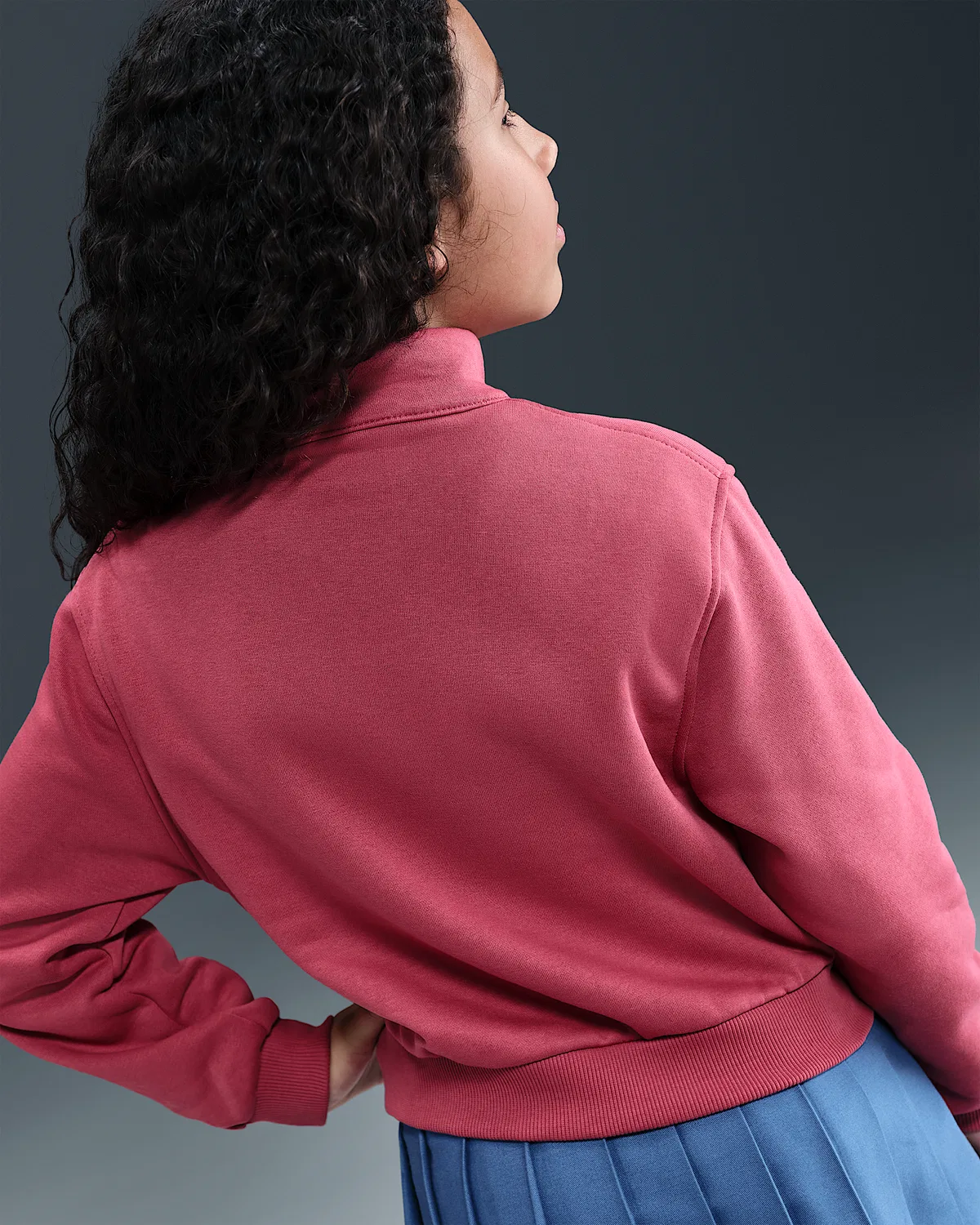 Детская (девочки) длинная футболка Nike Sportswear Club Fleece с полузастежкой-молнией, Sweet Beet/White — фото 2