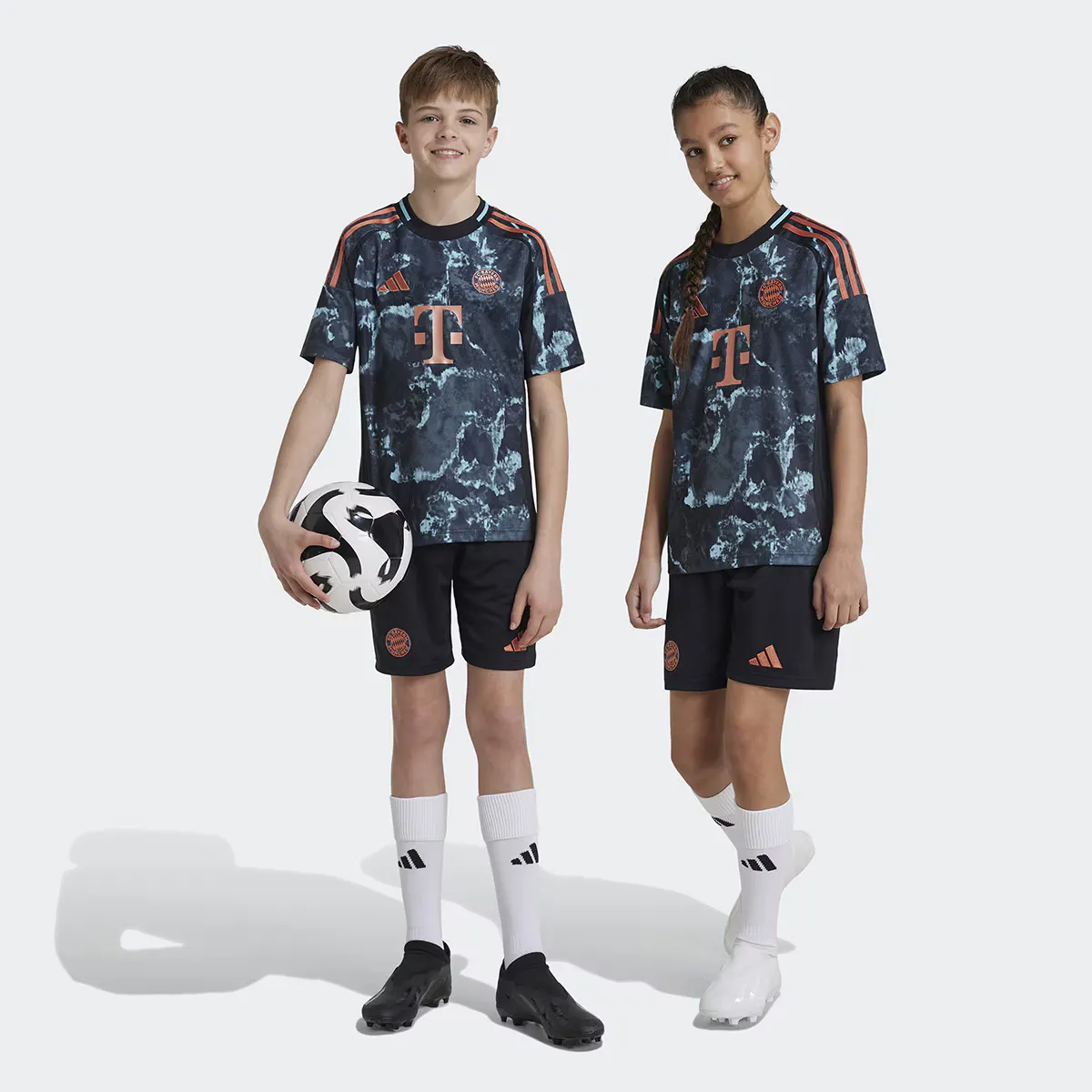 

Детские шорты 2-я команда ФК Бавария 2024-2025 Adidas, черный